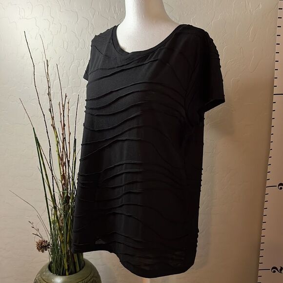 SIMPLY Vera Vera Wang short sleeve black T-shirt with wavy exposed seam design. - Picture 2 of 11